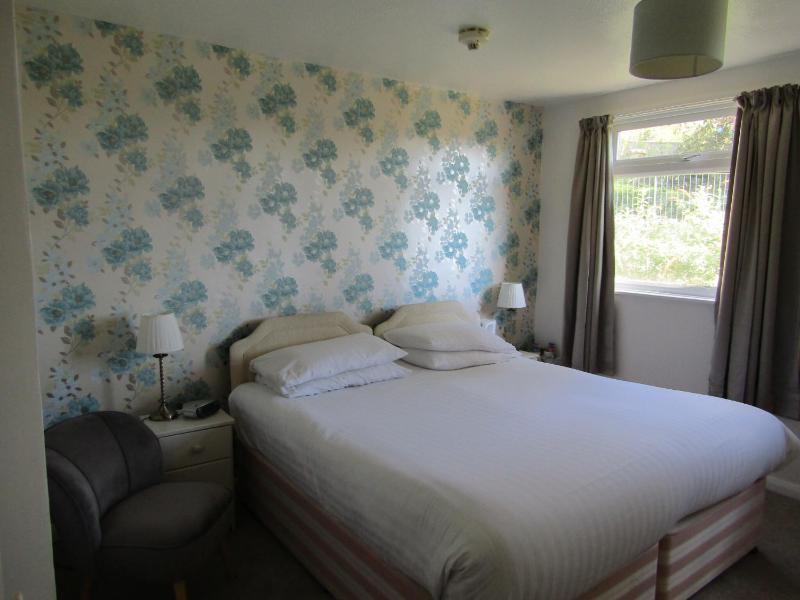 Twin Room with Bath image 4