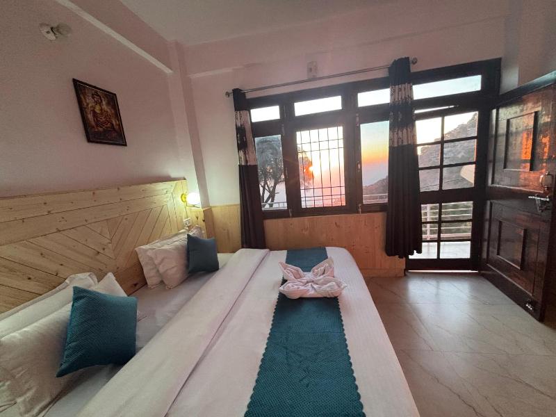 Vanasathli I Near Mall Road Kasauli I Open Garden & Rooftop - image 12