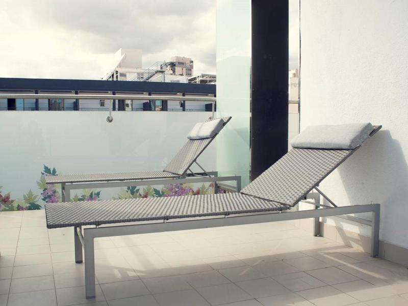 Deluxe King Room with City View image 4