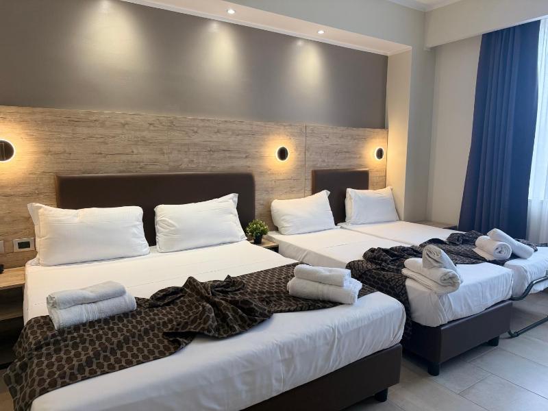 Standard Quadruple Room image 4