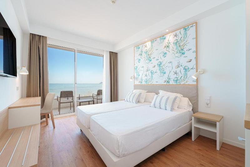Double Room with Sea View image 1