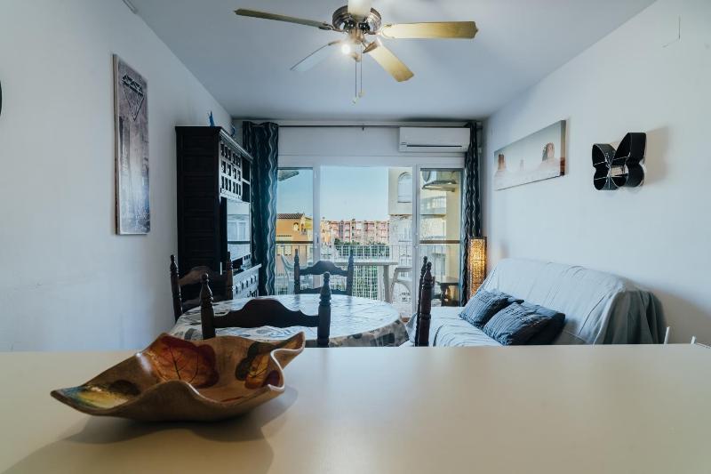 WELCS APARTAMENTO 198 EMP con terraza junto al mar - image 3
