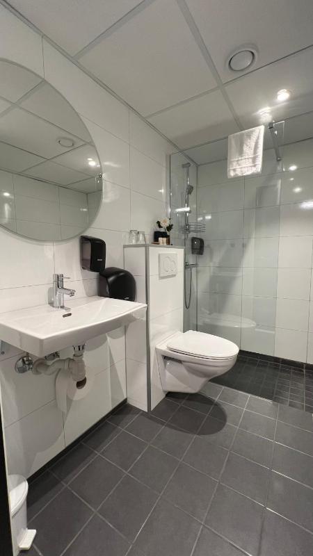 Twin Room image 3