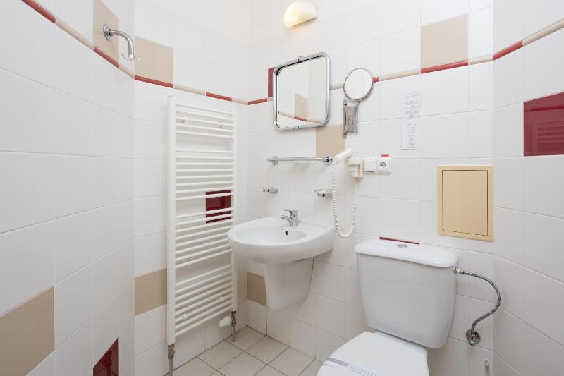 Single Room with Pool View image 3