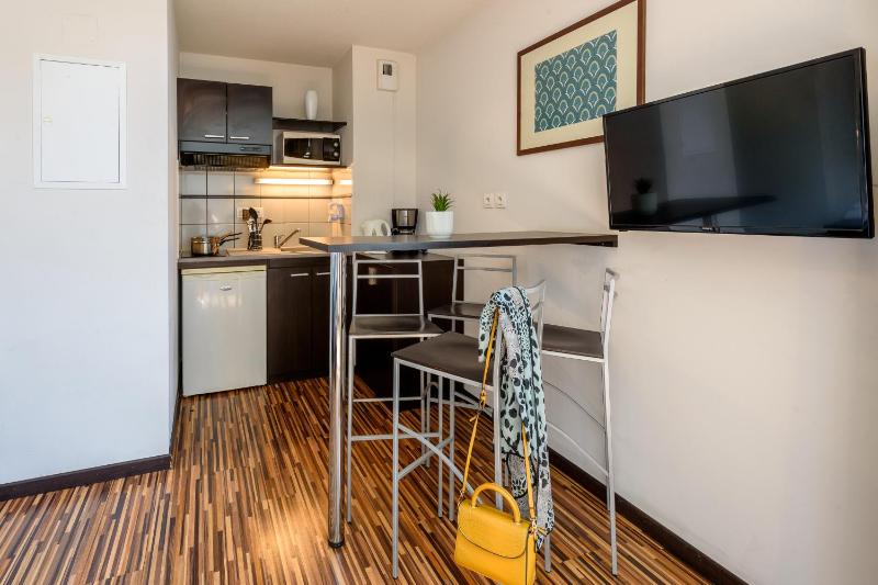 Superior One-Bedroom Apartment Duplex image 4