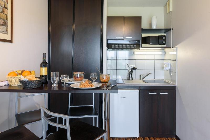 Superior One-Bedroom Apartment image 2
