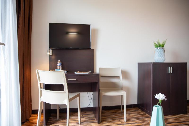 Superior One-Bedroom Apartment image 4