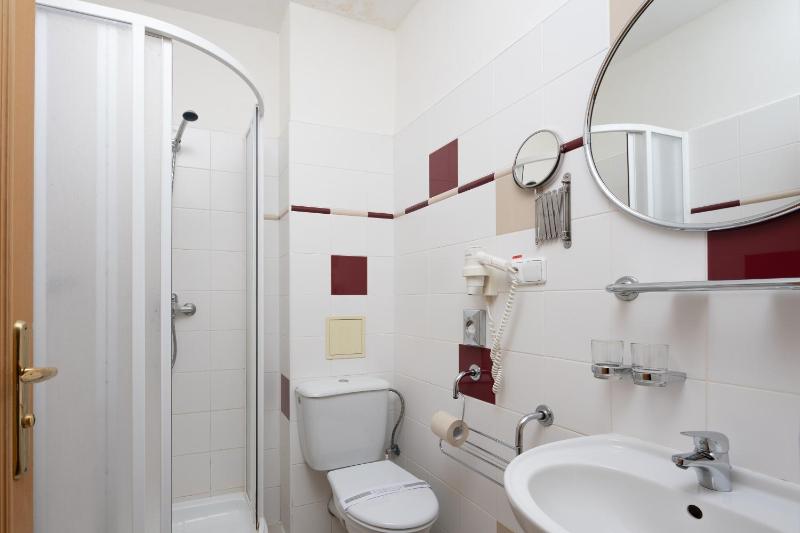 Double or Twin Room with City View image 3