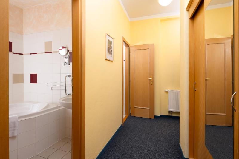 Double or Twin Room with City View image 4