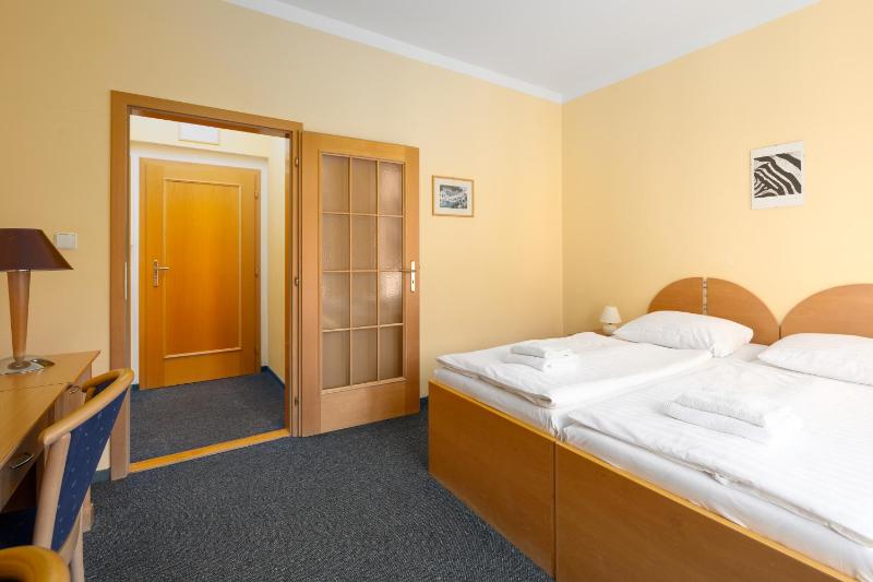Standard Double or Twin Room with Balcony image 4