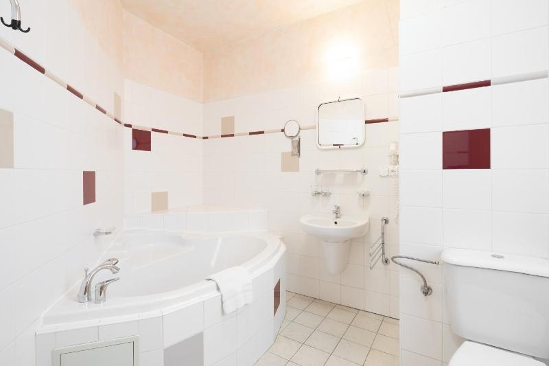 Triple Room with City View image 2