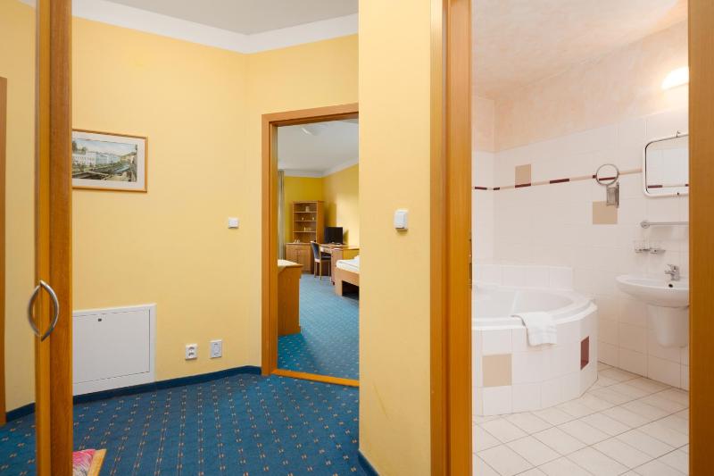 Triple Room with City View image 4