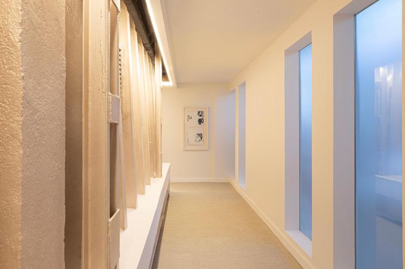 Deluxe King Room with City View image 1