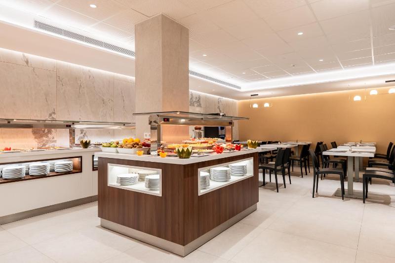 Deluxe King Room with City View image 3