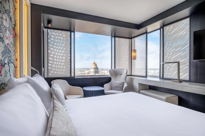 Deluxe Panorama Corner Room with Lounge Access image 1