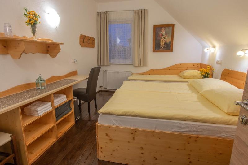 Triple Room with Shared Bathroom image 1