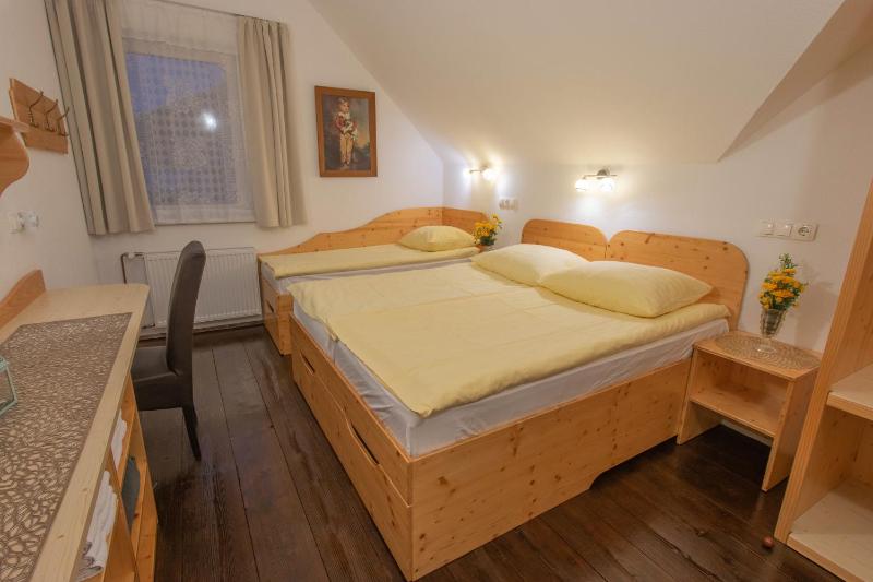 Triple Room with Shared Bathroom image 3