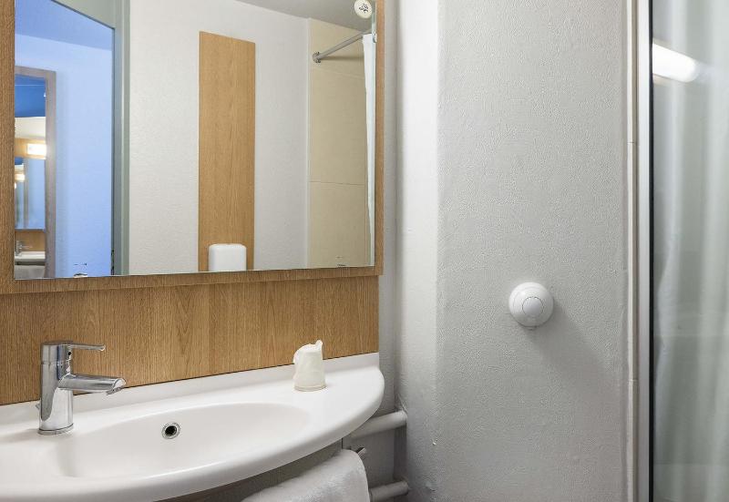 Twin Room image 4