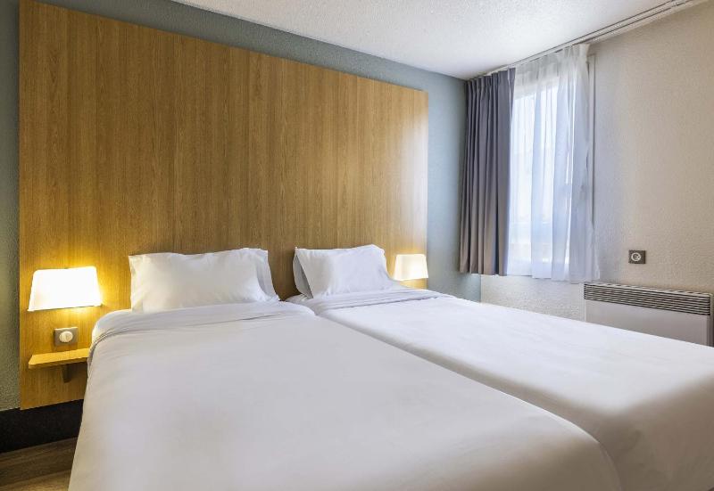 Twin Room image 3