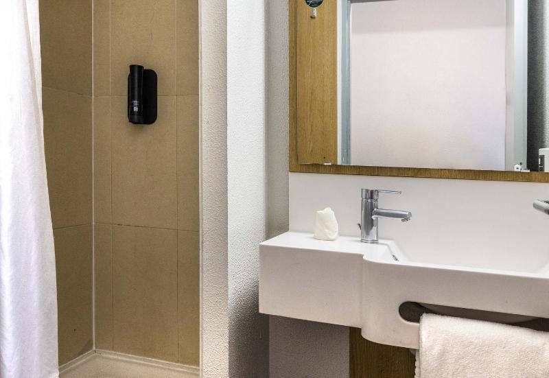 Twin Room image 2