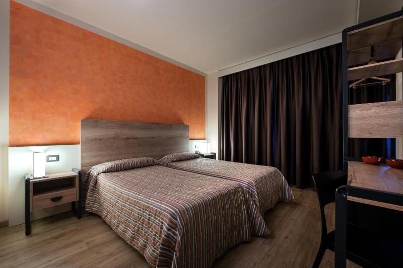 Standard Twin Room image 4