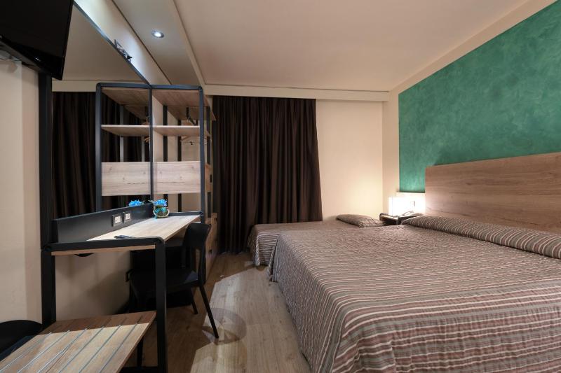 Double Room with Extra Bed image 3