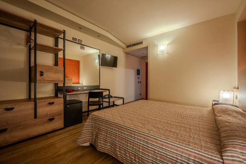 Economy Double Room image 4