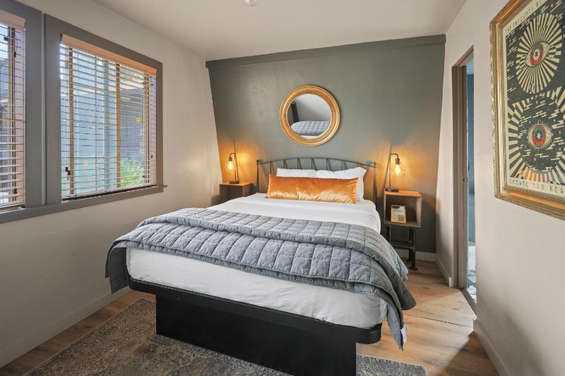 Standard Suite image 1