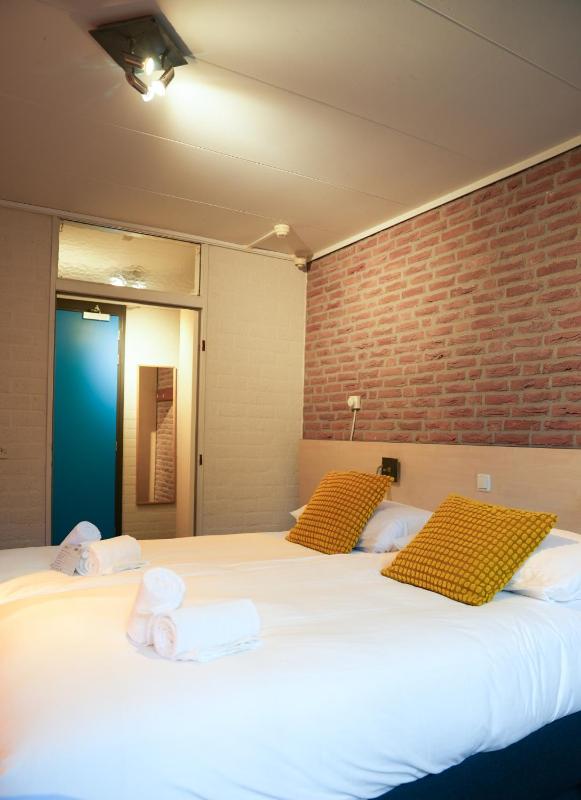 Classic Double Room image 4