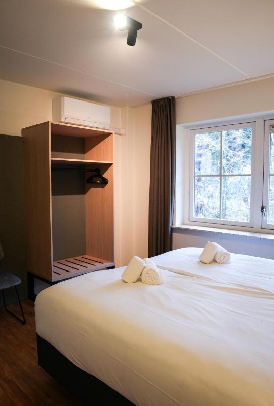 Standard King Room image 4