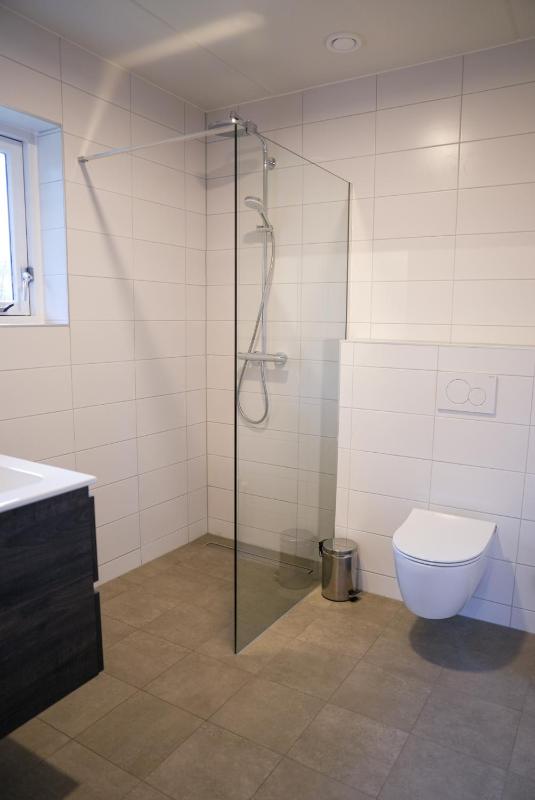 Standard King Room image 3