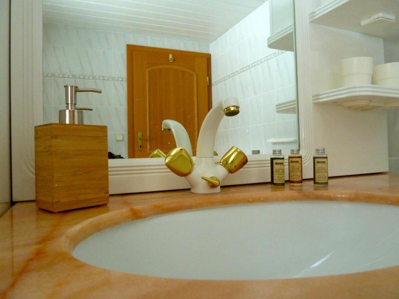 Two-Bedroom Apartment - Split Level image 3