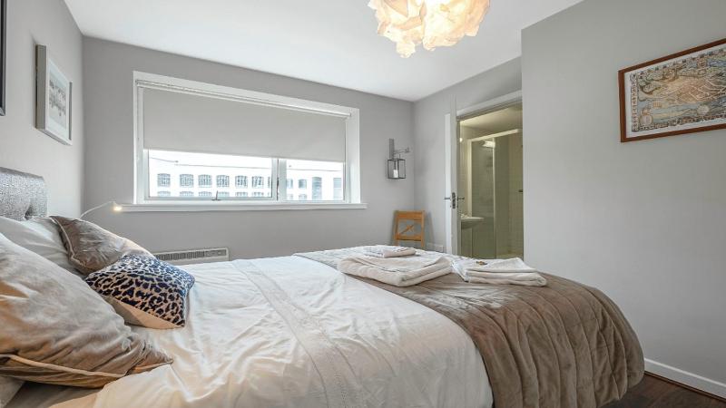 Traditional City Apt - free parking - image 9