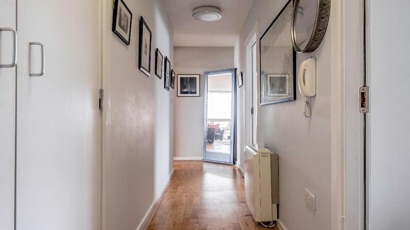 Traditional City Apt - free parking - image 3