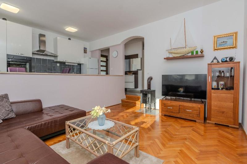 House Suric - image 11