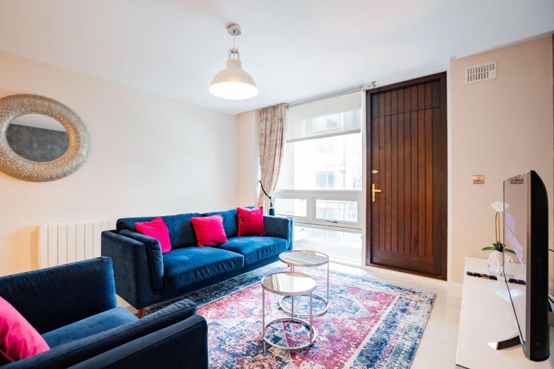 Luxury Apt with Parking - image 13