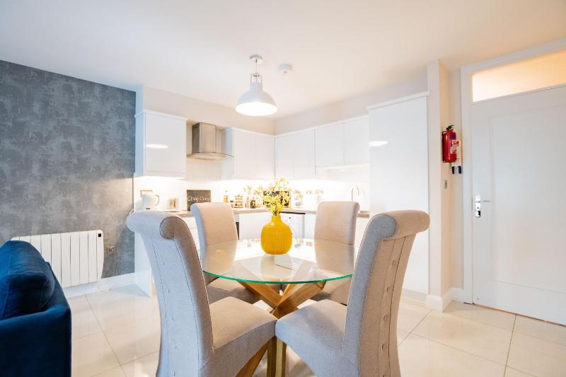 Luxury Apt with Parking - image 12