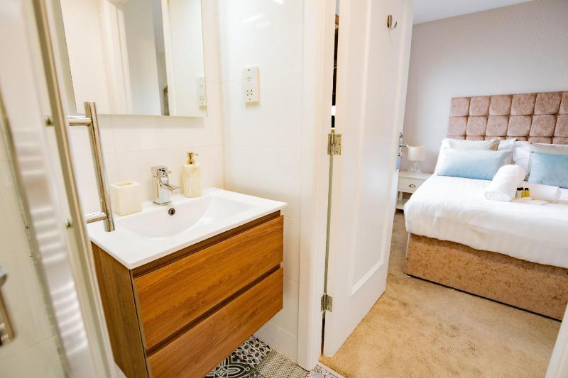 Luxury Apt with Parking - image 2