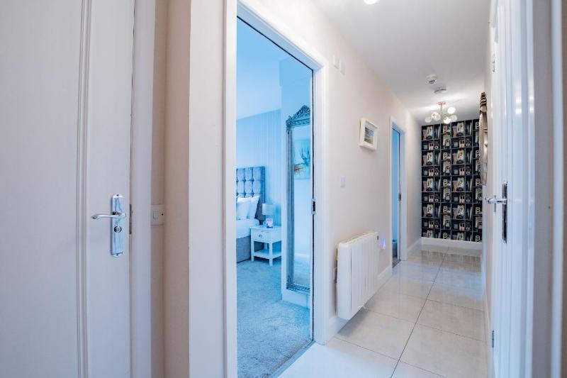 Luxury Apt with Parking - image 5