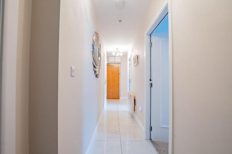 Luxury Apt with Parking - image 6