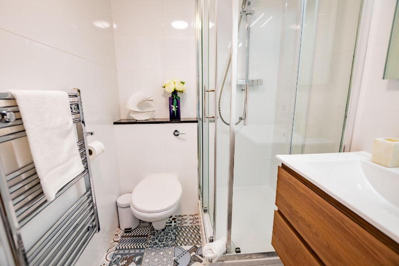Luxury Apt with Parking - image 8