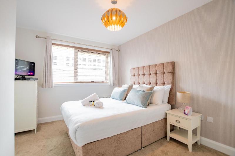 Luxury Apt with Parking - image 1