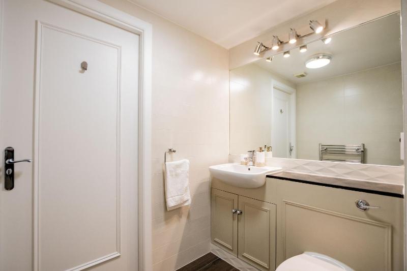 Luxury Apt with Parking - image 11