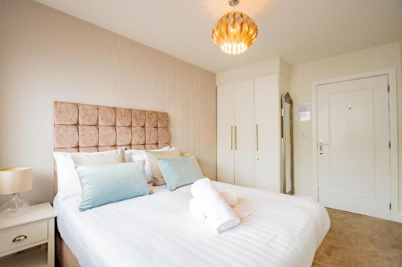 Luxury Apt with Parking - image 15