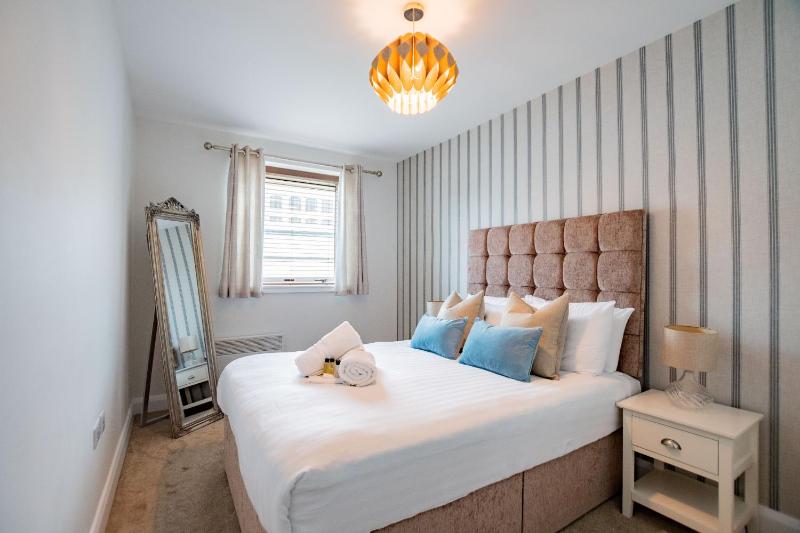 Luxury Apt with Parking - image 9