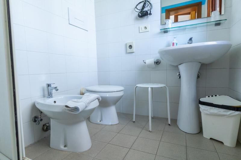 Economy Double Room image 2