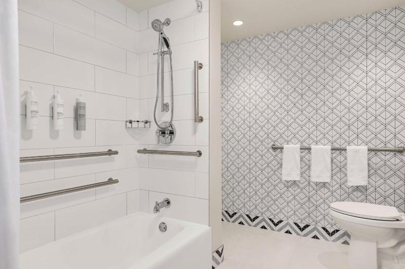 King Suite with Accessible Tub - Mobility and Hearing Access/Non-Smoking image 4
