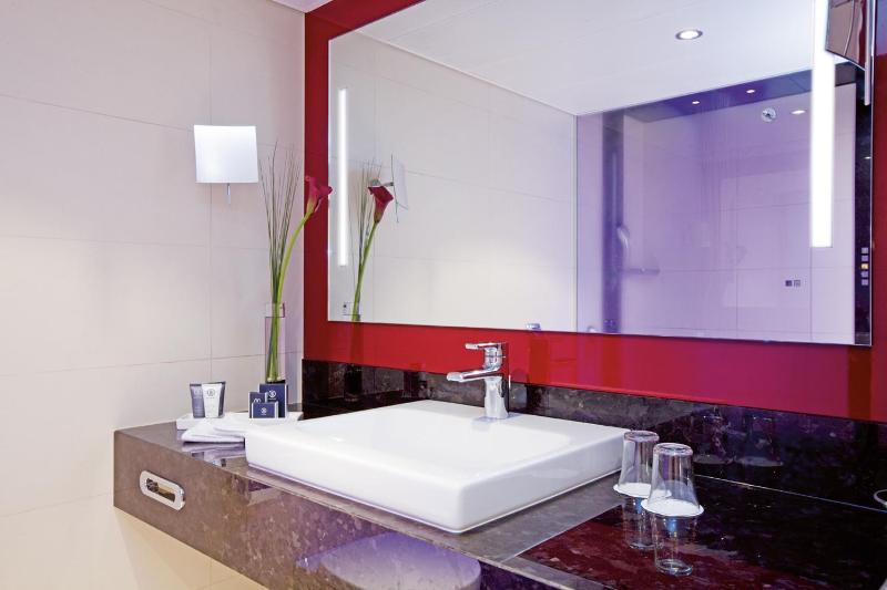 Family Room with One Double Bed and One Single Bed image 1