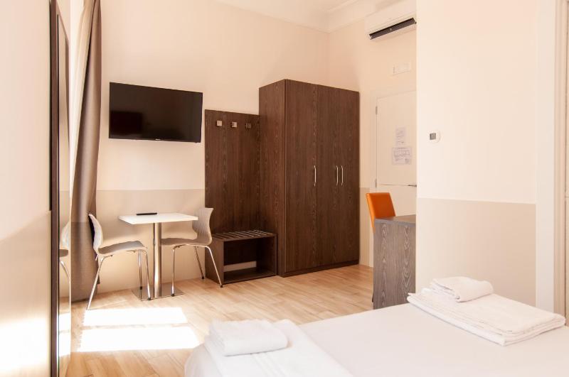 Double Room with City View image 4
