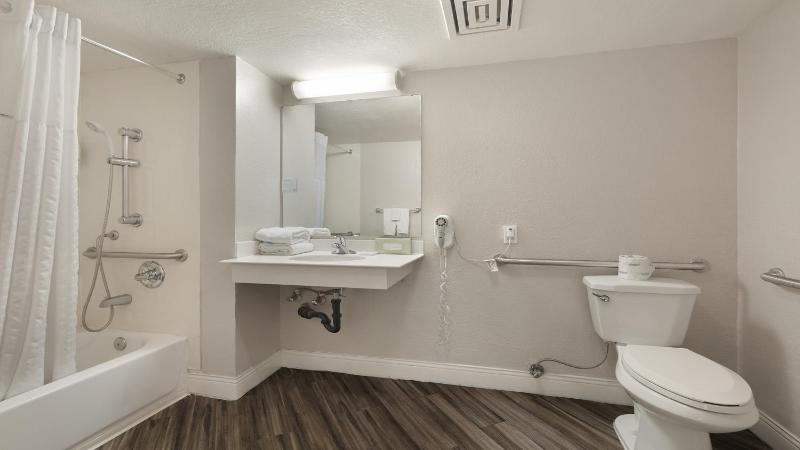 Queen Room - Mobility Access/Non-Smoking image 3